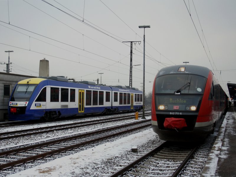  Der 648 718 der BRB am 07.01.2009 bei einer Rangierfahrt und der 642 711 wartet auf Ausfahrt in Augsburg Hbf. 