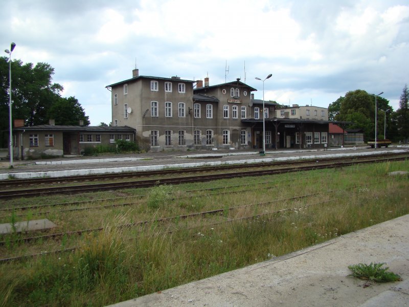 Der Bahnhof von Trzebiatw, vormals Treptow an der Reda.
Sieht heute ziemlich heruntergekommen aus, war aber frueher
bestimmt viel los hier. Der Bahnhof hat 2 Hauptgleise und 5 fast zugewachsene Rangiergleise. Vormalig gab es hier auch noch ein Schmalspurbetrieb, der aber aufgrund der Baufaelligkeit der Reda-Bruecke bis auf weiteres eingestellt wurde.