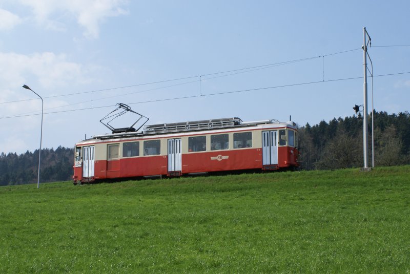 Der BDe 4/4 10 befindet sich am 13.4.09 auf Osterhasenfahrt, unterhalb von Scheuren.