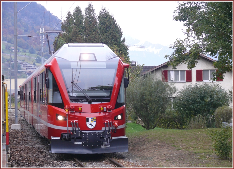 Der dreiteilige Triebzug ABe 8/12 3501 ist einer der 15 bestellten Zweistromzge fr das Stammnetz mit Wechselstrom und die mit Gleichstrom betriebene Berninalinie, womit sich ein Lokwechsel in Pontresina erbrigt. (16.10.2009)