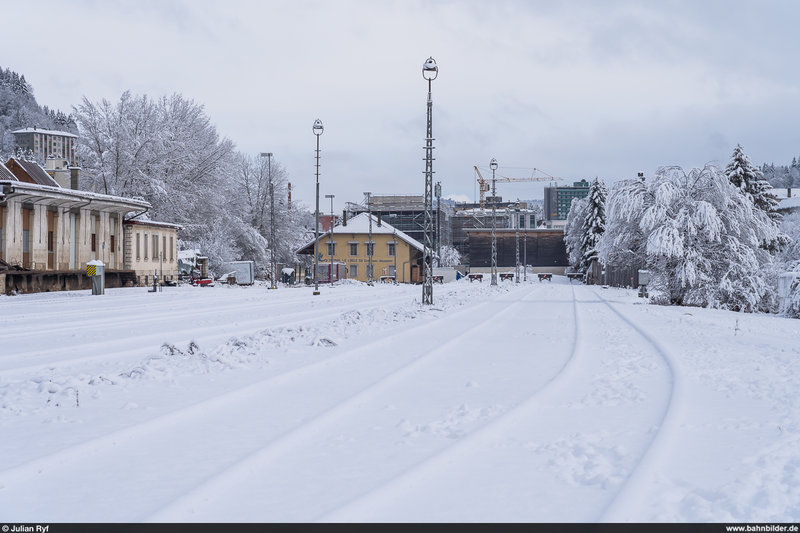 Der Einst Fur Den Grenzverkehr Wichtige Inzwischen Aber Kaum Mehr Genutzte Guterbahnhof Le Locle Col Des Roches Am 5 Dezember Bahnbilder De