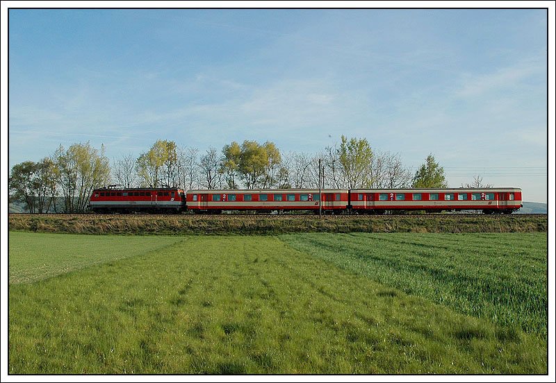 Der EZ 6995  Wachau  nach Wien Sdbahnhof ist durch den Sonnenstand auf der unteren Franz.Josefs Bahn nur von der Seite fotografierbar. Die Aufnahme entstand zwischen Langenlebarn und Muckendorf am 16.4.2007