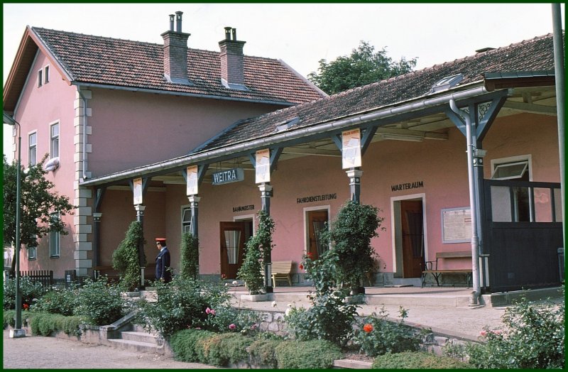 Der gepflegte Bahnhof Weitra wies alles aus, was zu einem richtigen Bahnhof gehrt und ich war von der Grsse an dieser
Schmalspurstrecke berrascht. (Archiv 09/75)