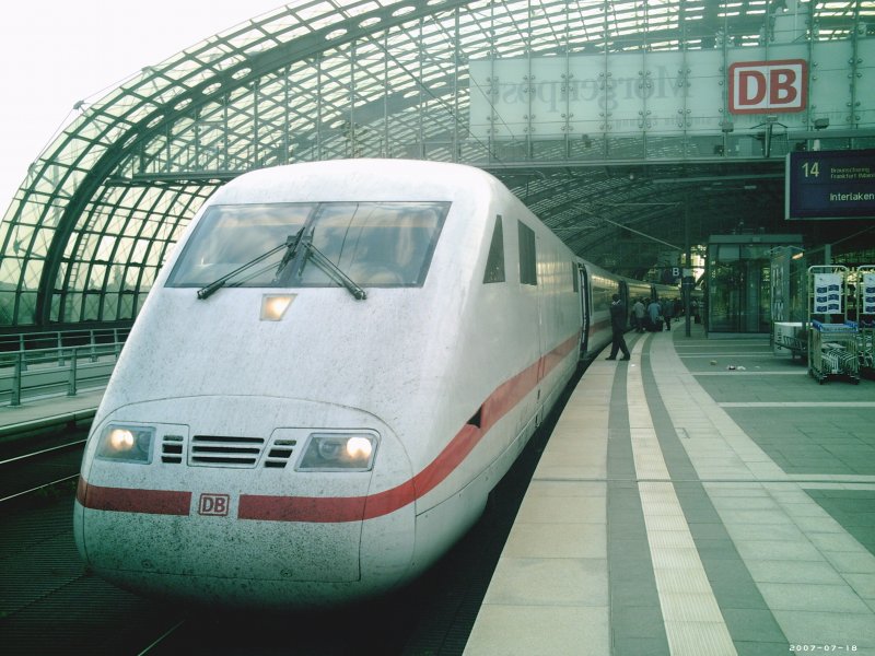 Der ICE 277 Berlin Ostbahnhof - Interlaken Ost steht am Morgen des 18.Juli 2007 im Berliner Hauptbahnhof zur Abfahrt bereit. Er wird Interlaken in ca. 10 Stunden erreicht haben. Es ist 6:31 Uhr.     