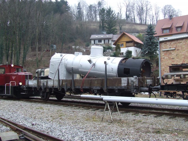 Der Kessel der 93 1378 (in Zukunft wird sie wie frher 378.78 heien) frisch aufgearbeitet vor der Wagenhalle 31.01.09