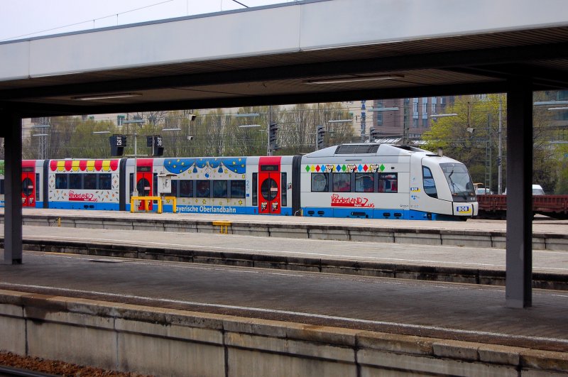 Der  Kinderlandzug  der bayrischen Oberlandbahn, scherzhaft  Windelbomber  genannt, erreicht in wenigen Sekunden Mnchen Hauptbahnhof.