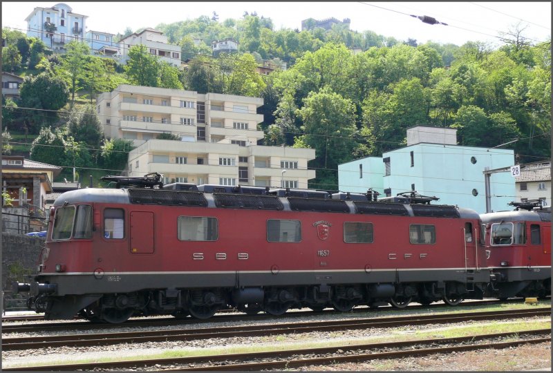 Der lange Name, Estavayer Le Lac, passt zur langen Lok der Gattung Re 6/6 Nr 11657. Bellinzona (05.05.2008)