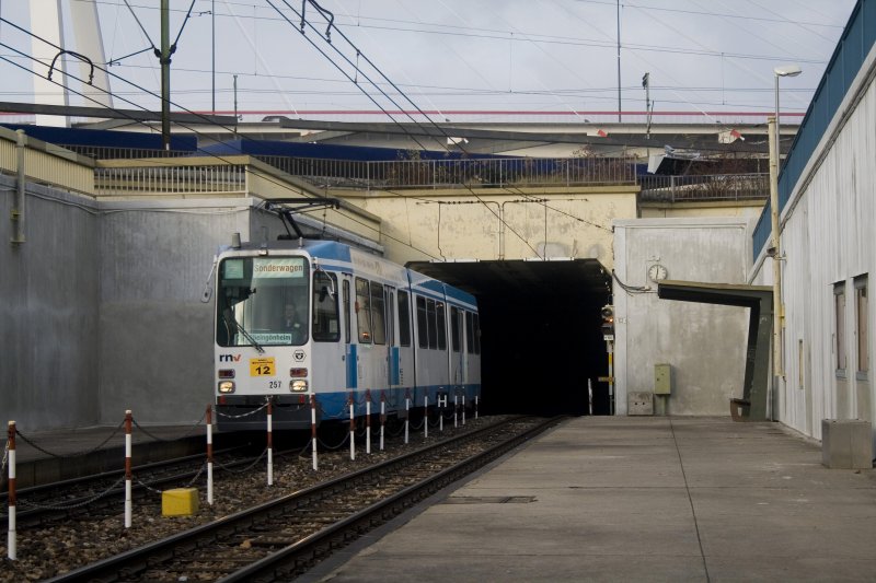 Der M8C 257 am letzten Tag der Linie 12 - 12.12.2008 - bei der Ausfahrt aus dem C-Tunnel. Er fhrt nun in die Haltestelle Ostausgang ein.