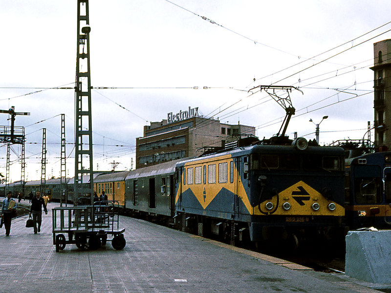 Der Nachtschnellzug Aus Cadiz Und Huelva Beides Hafenstadte In Andalusien Ist Soeben Im Bahnhof Madrid Atocha Eingetroffen Bahnbilder De