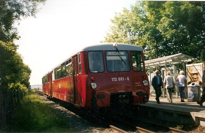 Der Neustrelitzer Ferkeltaxe 172 001 kam auf Sonderfahrt 2003 bis nach Lauterbach Mole