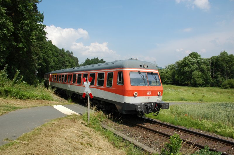 Der Pop-Triebzug 614 005/006 am 11.06.08 als RB 35762 von Simmelsdorf nach Nrnberg am B Haidweg in Neunkirchen am Sand