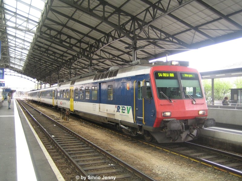 Der RBDe 560 118-2 ''Ittigen'' steht am 23.4.08 mit einer S4 nach Morges in Lausanne