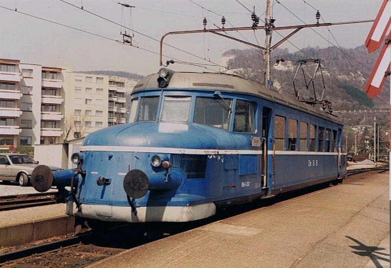 Der RBe 2/4 202, der  Blaue Pfeil  der OeBB, wartet in Oensingen auf Fahrgäste nach Balsthal. 

(Analogbild vom April 1985) 