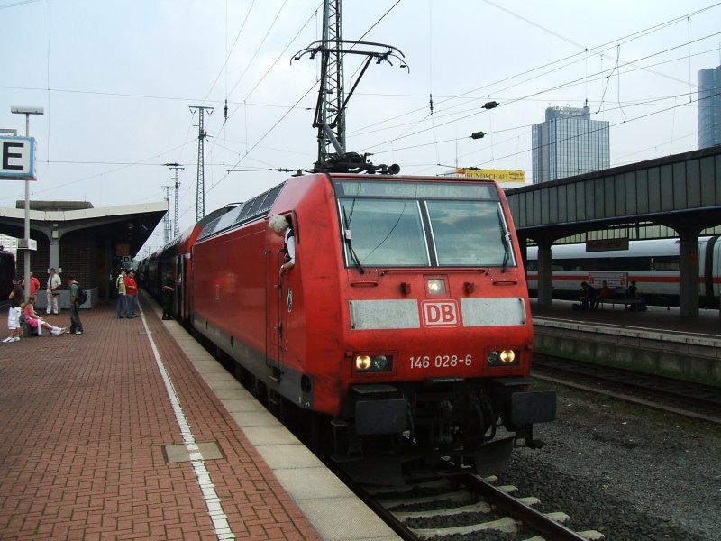 Der RE 6 mit BR 146 028-6 von Minden nach Dsseldorf ,konnte nicht ausfahren,wegen des hohen Fahrgast-Aufkommens,ein BP - Beamter reichte nicht aus fr alle Tren in Schach zu halten,erst als vor jeder Tr ein Bundespolizist stand ,konnte der RE 6 den Dortmunder Hbf nach 25 - 30 Minuten endlich den Dortmunder Hbf. verlassen.Vorausgegangen war eine Tr im Dostos die nicht geschlossen hatte,dann war diese endlich zu,gingen die anderen Tren auf aus Spielerei der Fahrgste.(25.08.2007) 