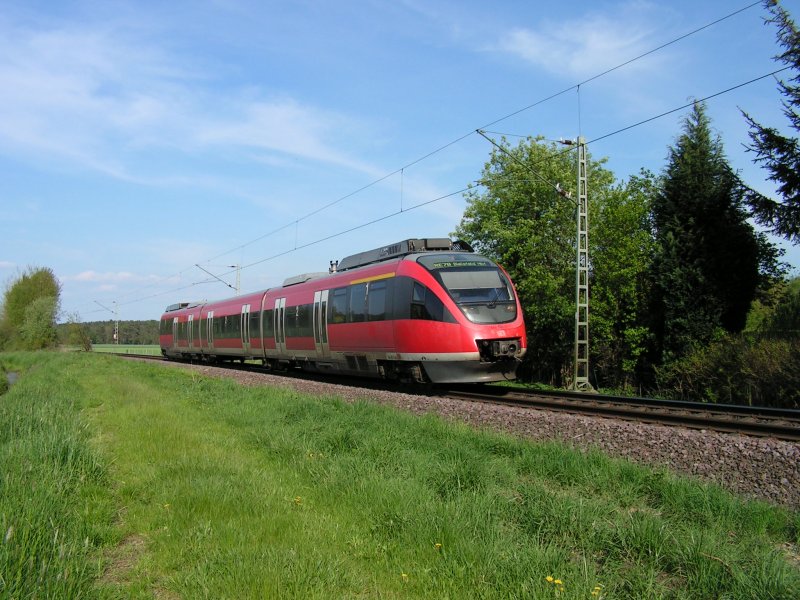 Der RE 78 Nienburg (Weser) - Bielefeld Hbf fhrt hier durch die Nienburger Sdschleife bei Langendamm.