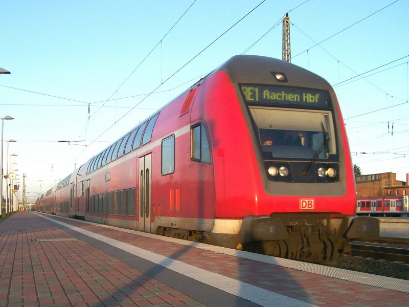 Der RE1 nach Aachen ist hier bei Abendsonne bei der Einfahrt von Dren am 04.02.2007