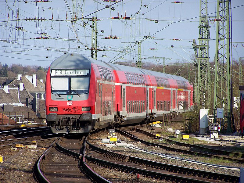 Der RE9  Rhein-Sieg-Express  verlsst am 17.04.08 den Aachener Hbf in Richtung Kln.