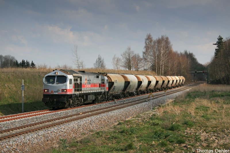 Der  Red Tiger  V20 der MKB fhrt mit dem Kalkleerzug vom HKW Chemnitz-Nord am 25.03.07 in das Ausweichgleis des Bf Cossen ein, um hier die Kreuzung mit dem Gegenzug abzuwarten.