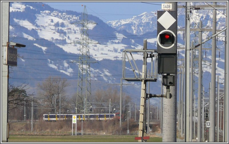 Der Regio nach Chur hat soeben die Rheinbrcke bei Bad Ragaz berquert und nhert sich Maienfeld. (26.12.2007)