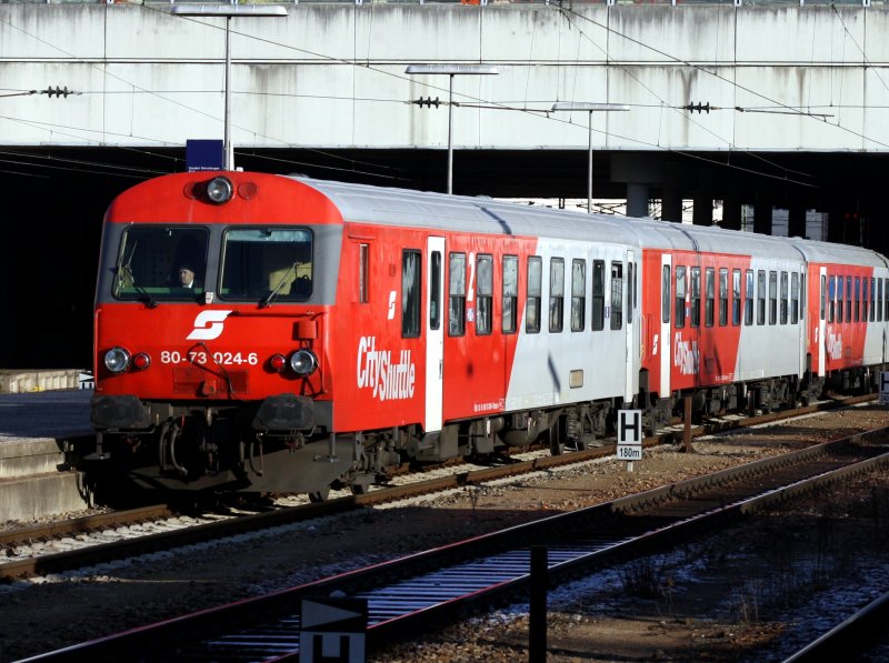 Der REX aus Linz am 30.12.2008 bei der Einfahrt in Passau Hbf.