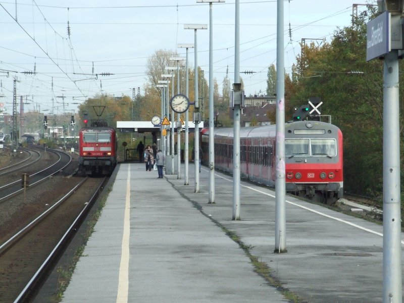 Der S-Bahn Haltepunkt Bochum-Ehrenfeld mit zwei sich begegnenden S1 (31.10.2007)