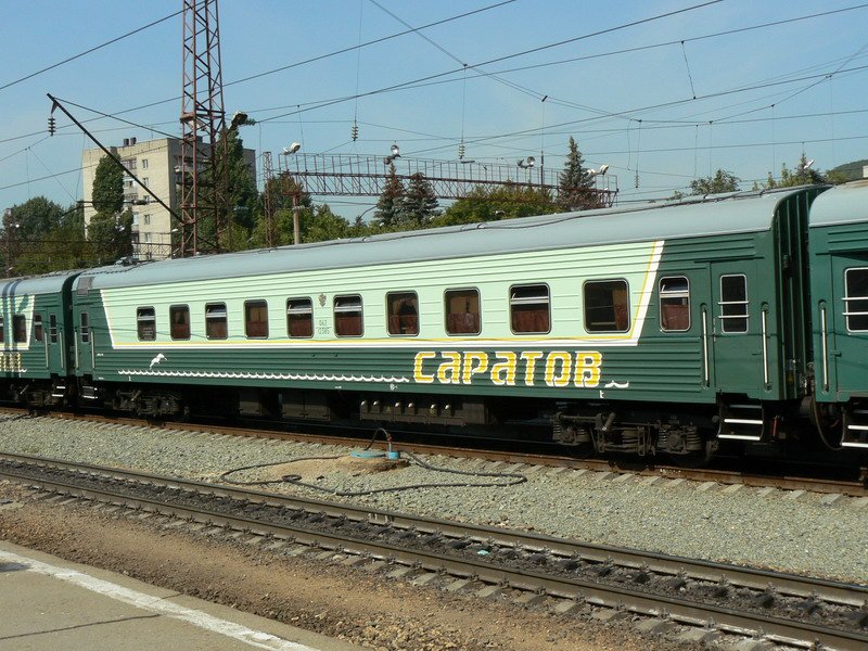 Der Schlafwagen des Originalzuges  Saratow  №9 Saratows-Moskaus, die Station Saratow-I, 02.08.2007.