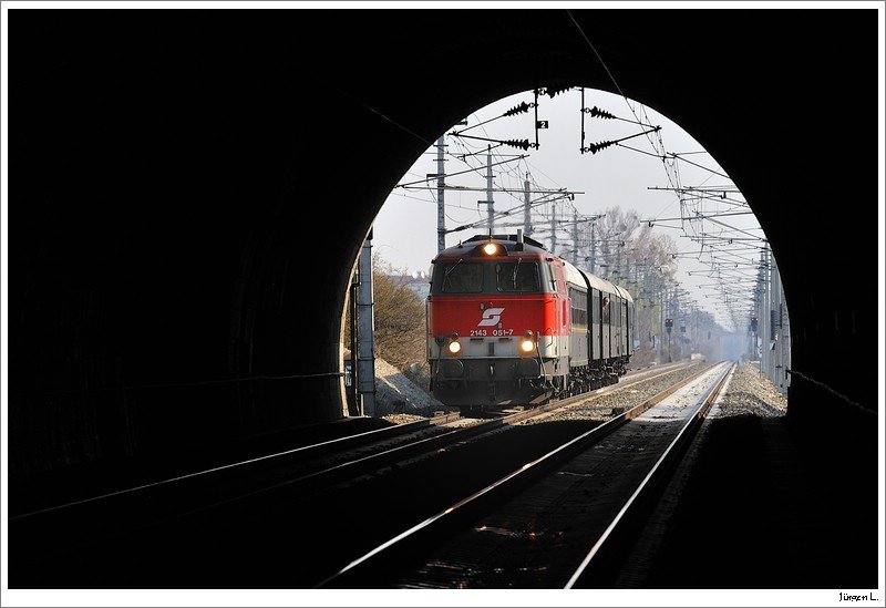 Der SDZ 16207 beim Busserltunnel kurz nach Gumpoldskirchen. Nach knapp eineinhalb Stunden Wartezeit hat sich leider herausgestellt, dass es die 919.138 an diesem Tag nicht mal bis Mdling schaffte. Der SDZ wurde fortan mit der 2143.051 weitergefhrt.