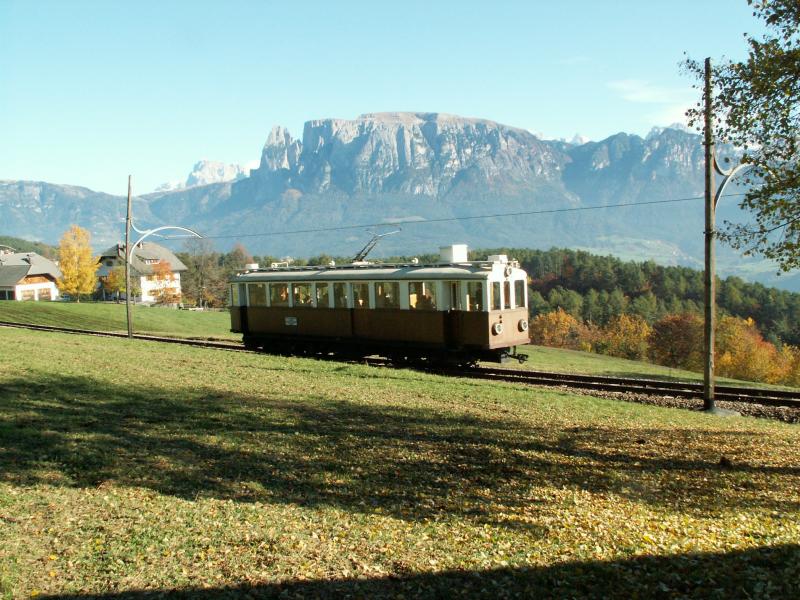 Der TW 105  Alioth  kurz vor Klobenstein.Im Hintergrund das Schlern Massiv und die Santnerspitze.28.10.05