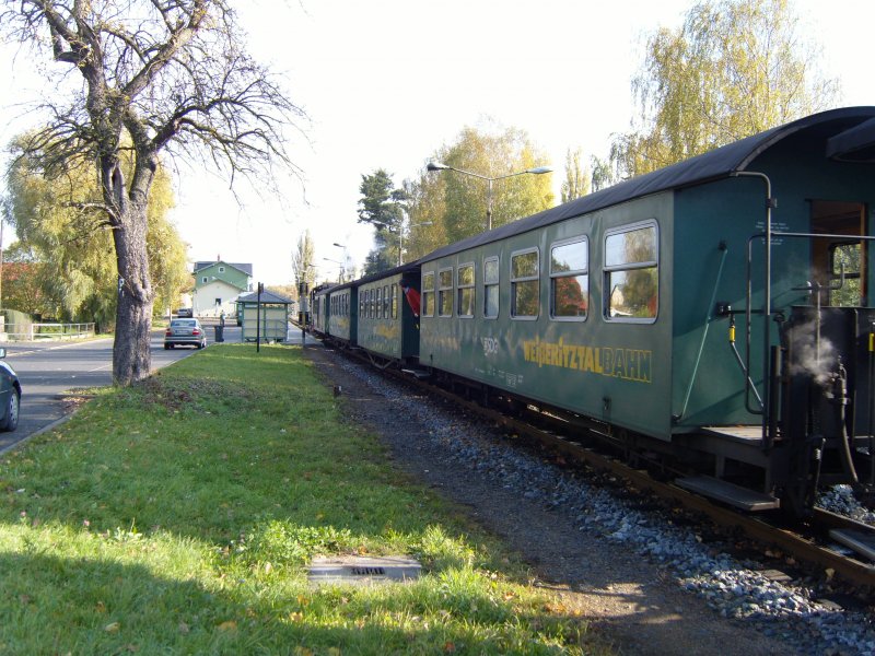 Der Vormittagspersonenzug gezogen von 99 1789-9 von Radebeul Ost nach Radeburg fhrt am 17.10.2008 in den Bahnhof Moritzburg ein.