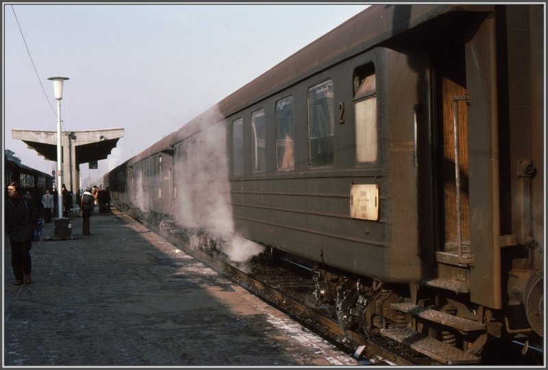 Der Winter 1978 war eiskalt und wir waren froh im Langlaufregionalzug Sibiu - Arad (Dauer 7 Std.) an der Wrme zu sitzen. Es war romantisch in diesem Zug, Licht gab es keines, denn smtliche Glhbirnen waren geklaut, aber der Vollmond sorgte fr die ntige Stimmung. (Archiv Sibiu 12/1978)