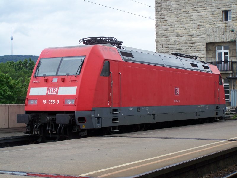 Die 101 056-0 wartet auf ihren nchsten Einsatz im Bahnhof Stuttgart Hbf. Aufgenommen im Sommer 2007