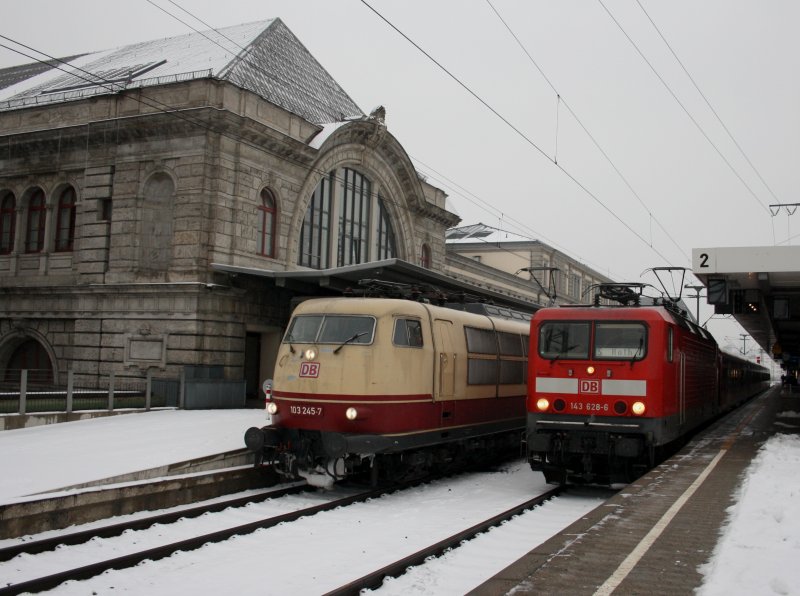 Die 103 245 mit einem ICE Ersatzzug und die 143 628 mit einer S-Bahn am 20.02.2009 in Nrnberg Hbf.