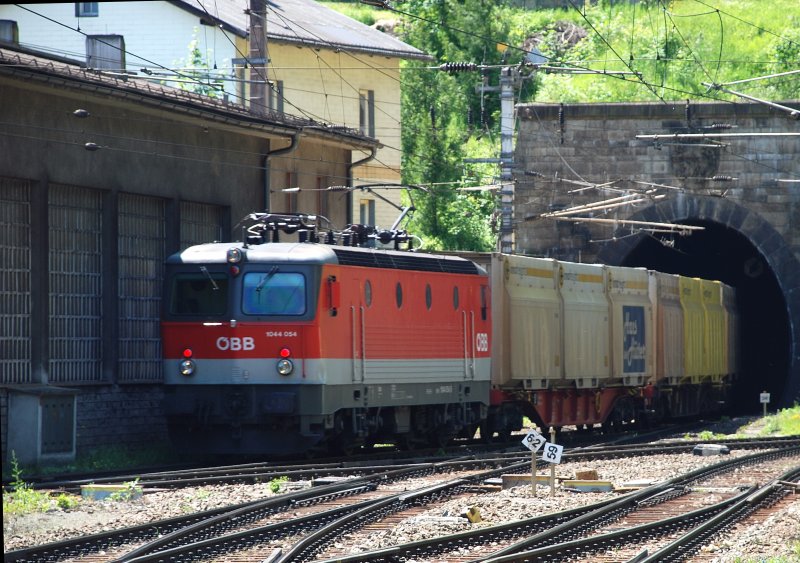 Die 1044 054 hing am 13. Juni 2009 hinten an einem Gterzug, der von Wien kam und Richtung Mrzzuschlag fuhr. Ich fotografierte sie im Bahnhof Semmering.