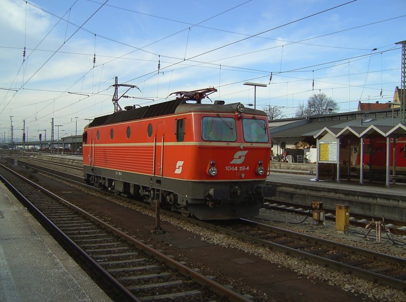 Die 1044 119 am 04.01.2008 in Passau HBF. 