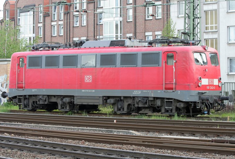 Die 110 243-3 steht ideal abgestellt in Aachen HBF am 16.05.2009