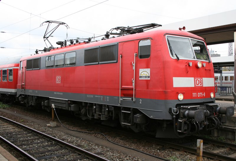 Die 111 078-5 steht mit dem RE nach Stuttgart in Nrnberg HBF, aufgenommen am 18.10.2009 