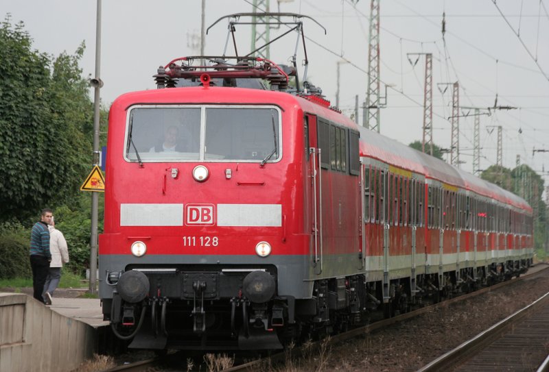 Die 111 128 mit orientrotem Stromabnehmer zog heute die RB35 von Dsseldorf nach Wesel ber Oberhausen Sterkrade, aufgenommen am 20.07.2009