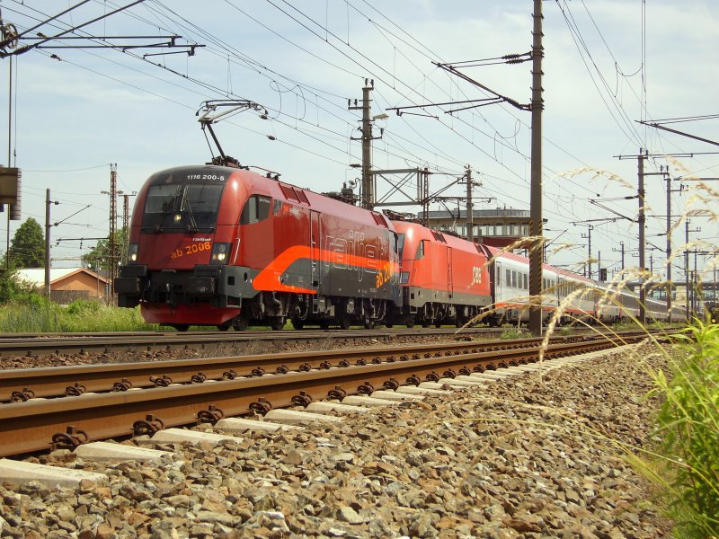 Die 1116-200 im RailJet-Design - dieser Designvorschlag hat gewonnen - mit dem EC 162 Transalpin, kurz nach der Ausfahrt aus dem Hauptbahnhof Wels. [27.05.07,11:37] Danke!