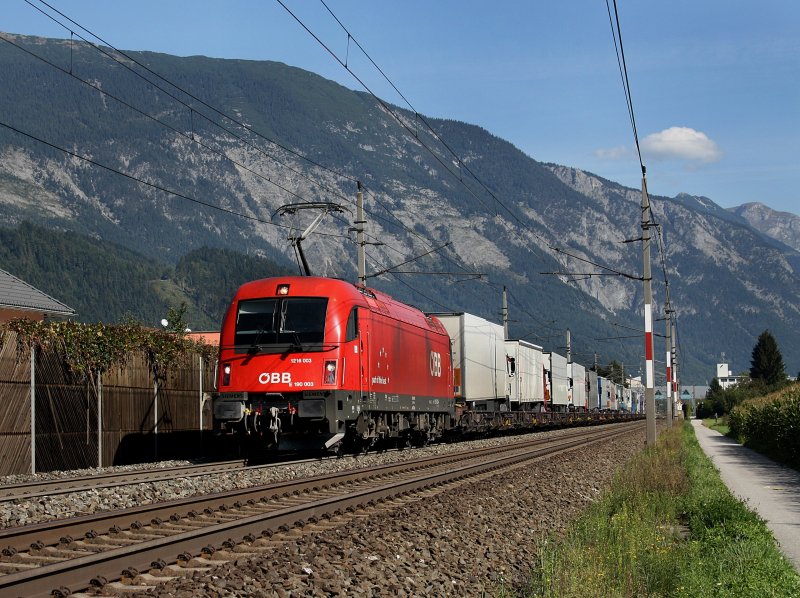 Die 1216 003 am 19.09.2009 mit einer RoLa unterwegs bei Schwaz. 