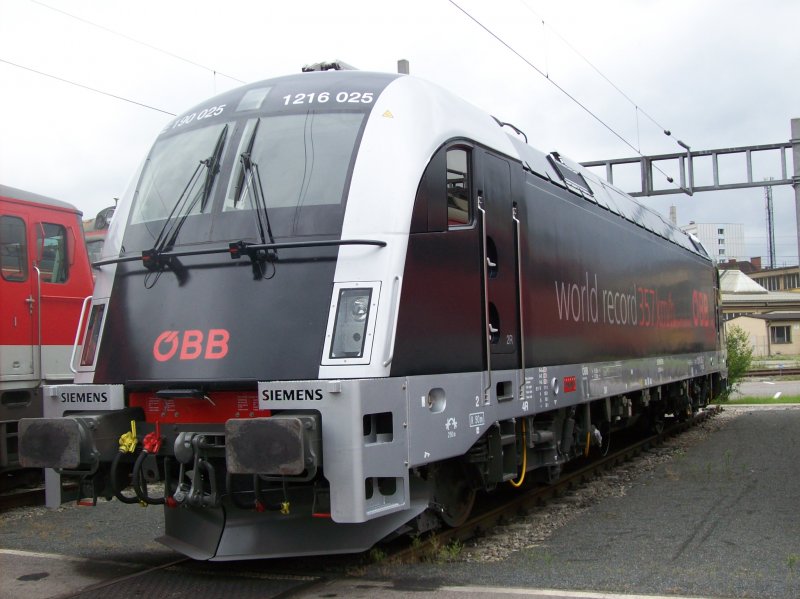 Die 1216 025 - WORLD Record Taurus - im Bereich des Hbf Linz am 13.07.2008.