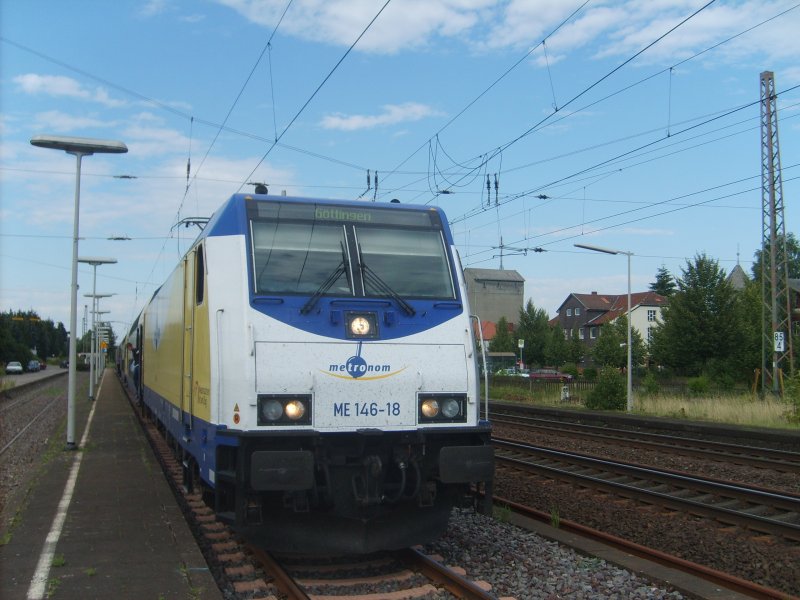 Die 146-18 steht am 18.7.07 mit eingeschaltetem Fernlicht im Bahnhof  Suderburg