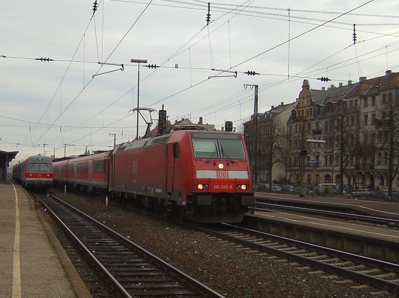 Die 146 245 mit Modus Wagen am 29.12.2007 bei der Ausfahrt in Frth. 