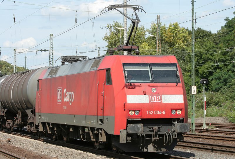 Die 152 004-8 zieht ihren Kesselzug durch Kln West am 31.07.2009