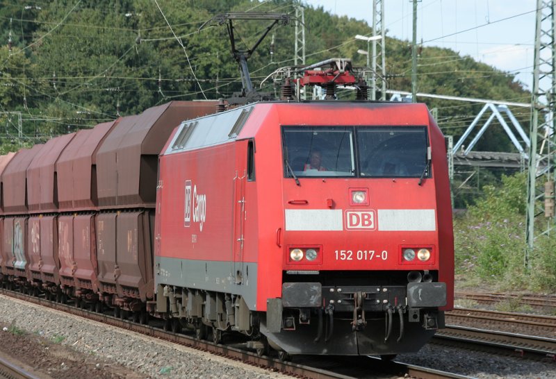 Die 152 017-0 mit DB Cargo Titeln durchfhrt Kln West am 31.07.2009