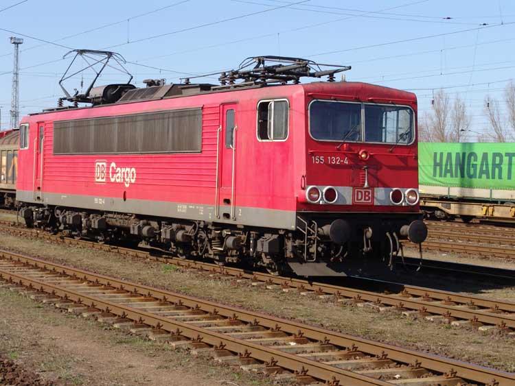 Die 155 132-4 fhrt als LZ Richtung Bad Kleinen aus dem Cargo-Bahnhof Rostock-Seehafen.Aufgenommen am 30.03.05