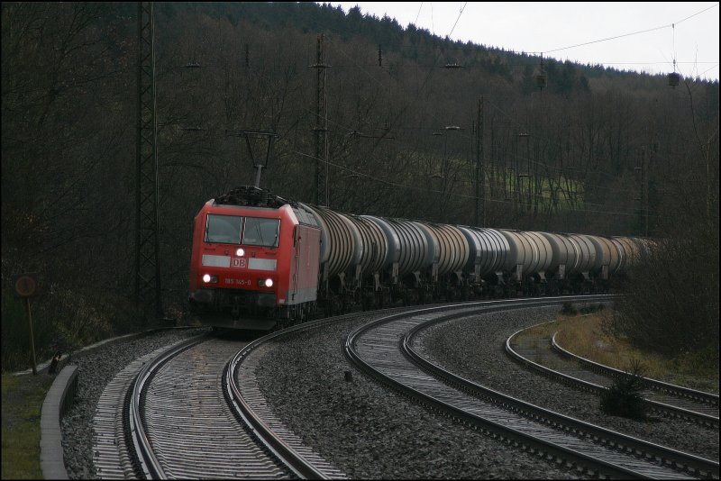 Die 185 145 bringt einen  Kesselbomber  am Morgen des 01.12.2007 durch das Siegerland ins Ruhrgebiet. Hier am Haltepunkt Litfeld wurde der Zug auf den Chip gebannt.