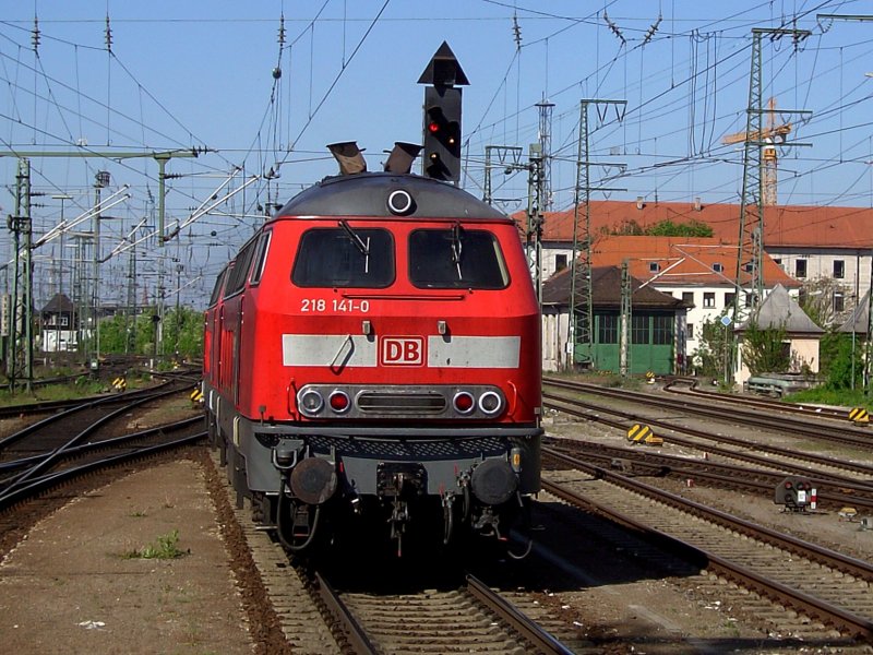 Die 218 141 und eine Weiter am 11.05.2008 bei einer Rangierfahrt im Nrnberger Hbf. 