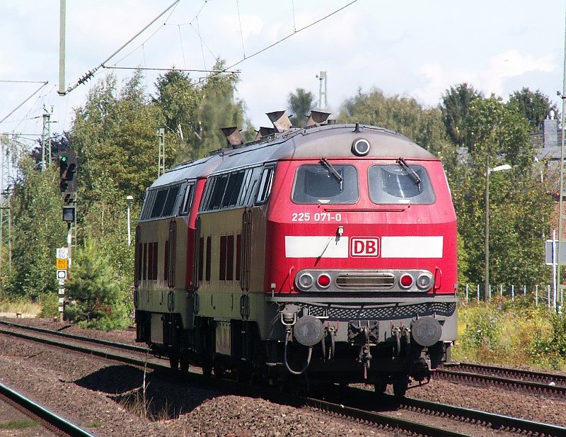 Die  225 071-0  durcheilt in einer Doppeltraktion mit einer anderen  225er  den Bahnhof in Meerbusch-Osterath. Das Foto stammt vom 22.07.2007
