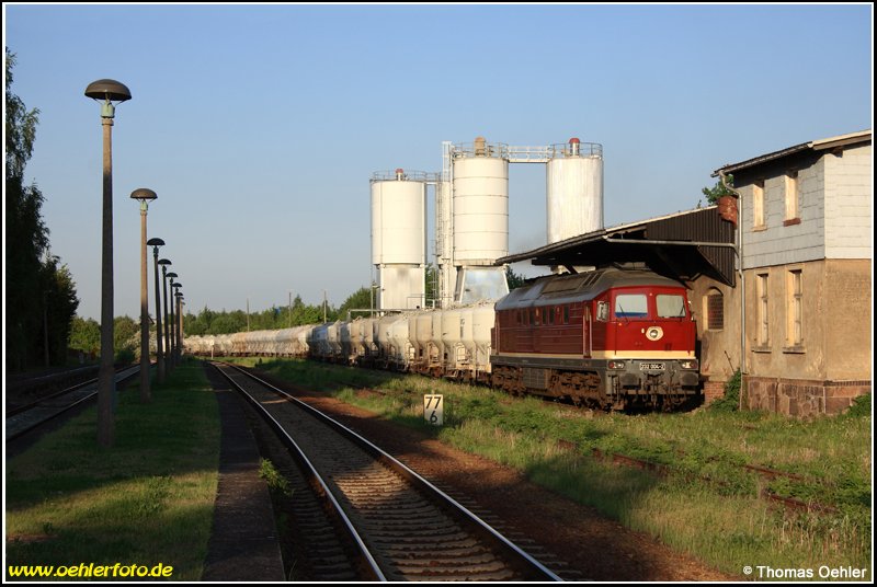 Die 232 004 der LEG dieselt im Leerlauf am Abend des 14.05.08 vor dem Zementleerzug nach Deuna unter dem Vordach des Gterschuppens in Deutschenbora vor sich hin.