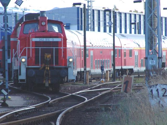 Die 362 916-9 stellt den RE 33012 von Rostock Hbf nach Hamburg Hbf.bereit.Aufgenommen am 19.10.04